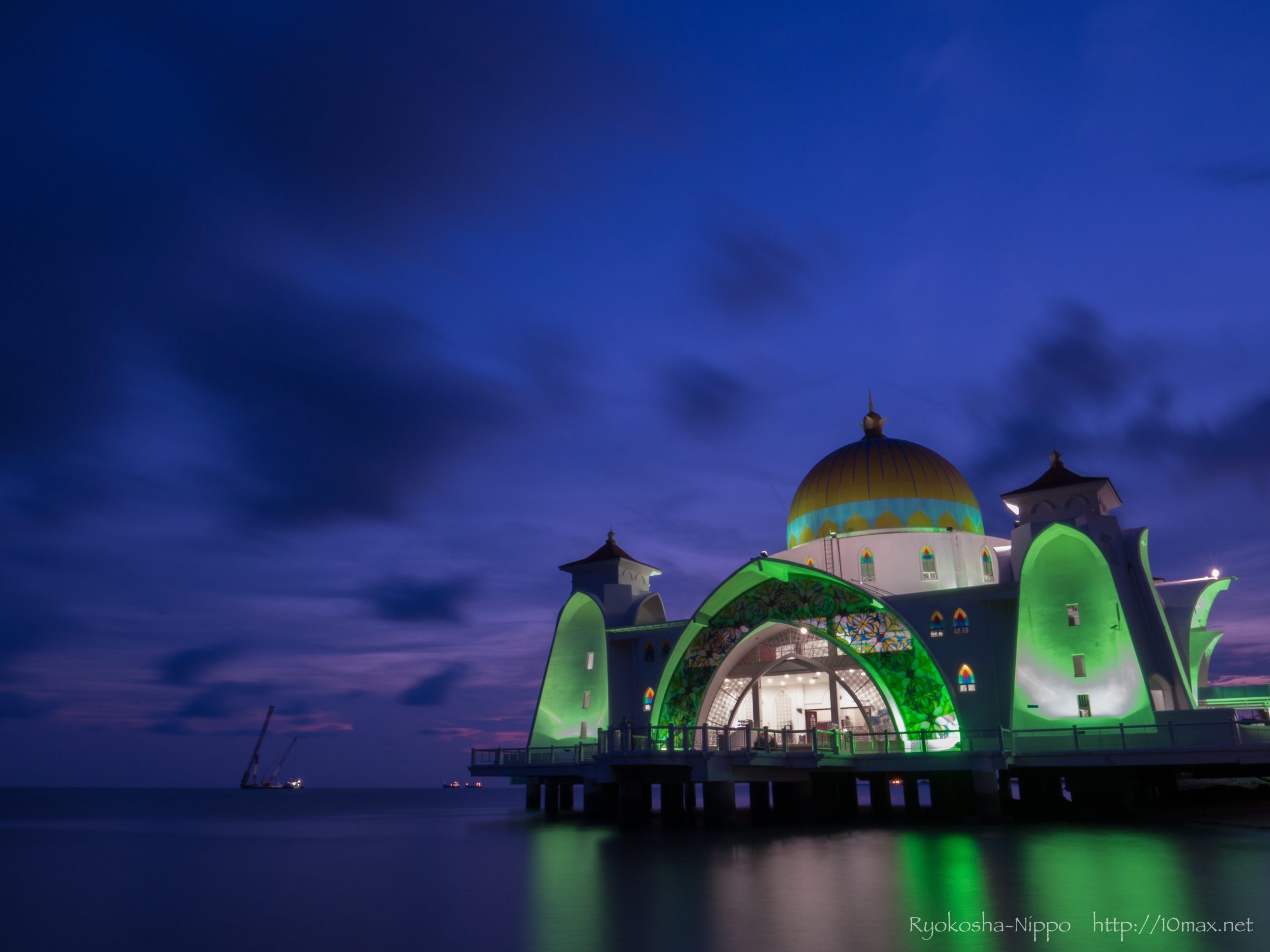 マラッカ　水上モスク　Masjid Selat Melaka　夜景　ライトアップ　イルミネーション