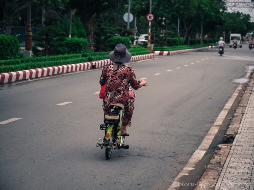ベトナム　ミトー　メコン川　長距離路線バス　原付　自転車　バイク