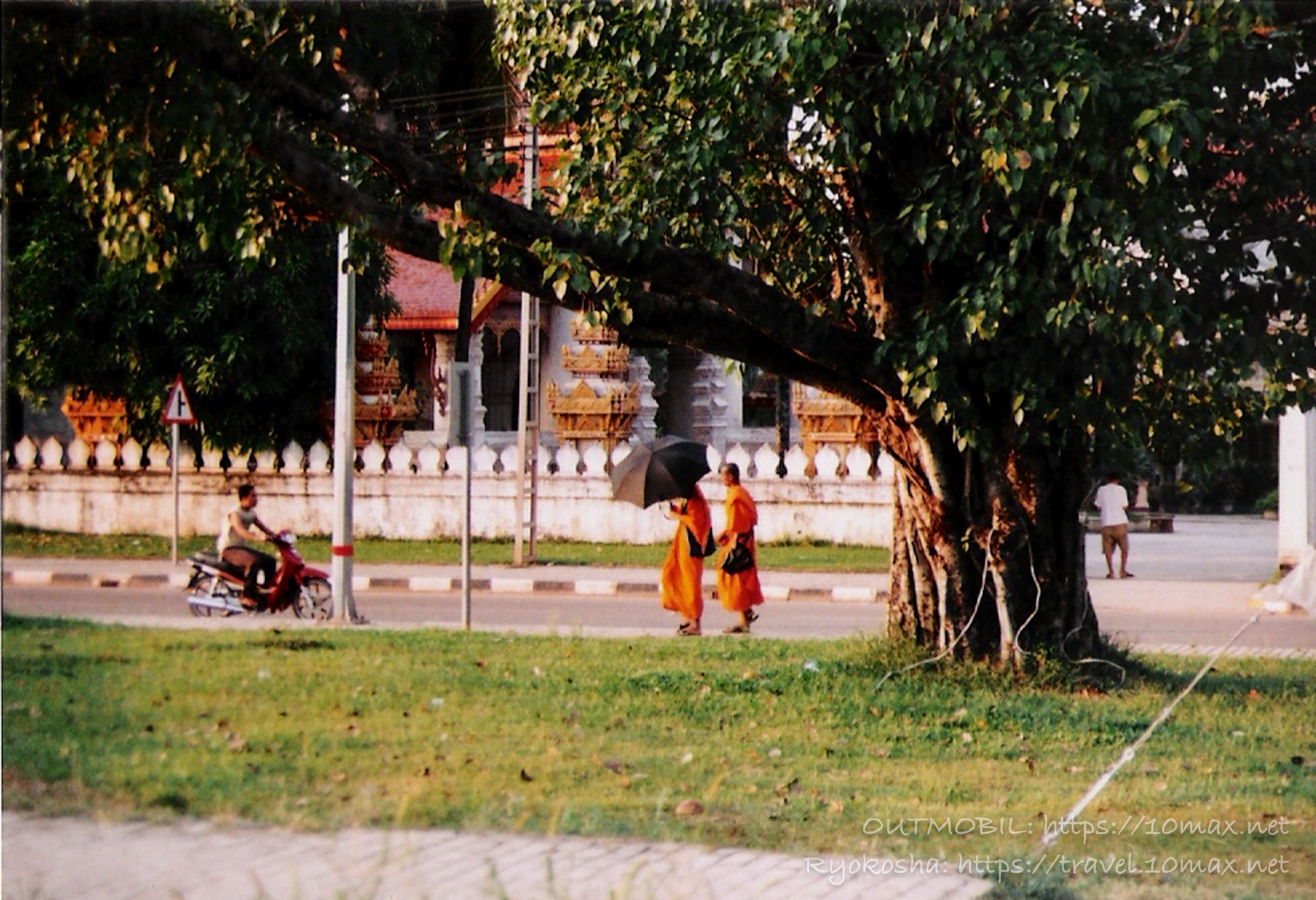 ビエンチャンを歩く僧侶