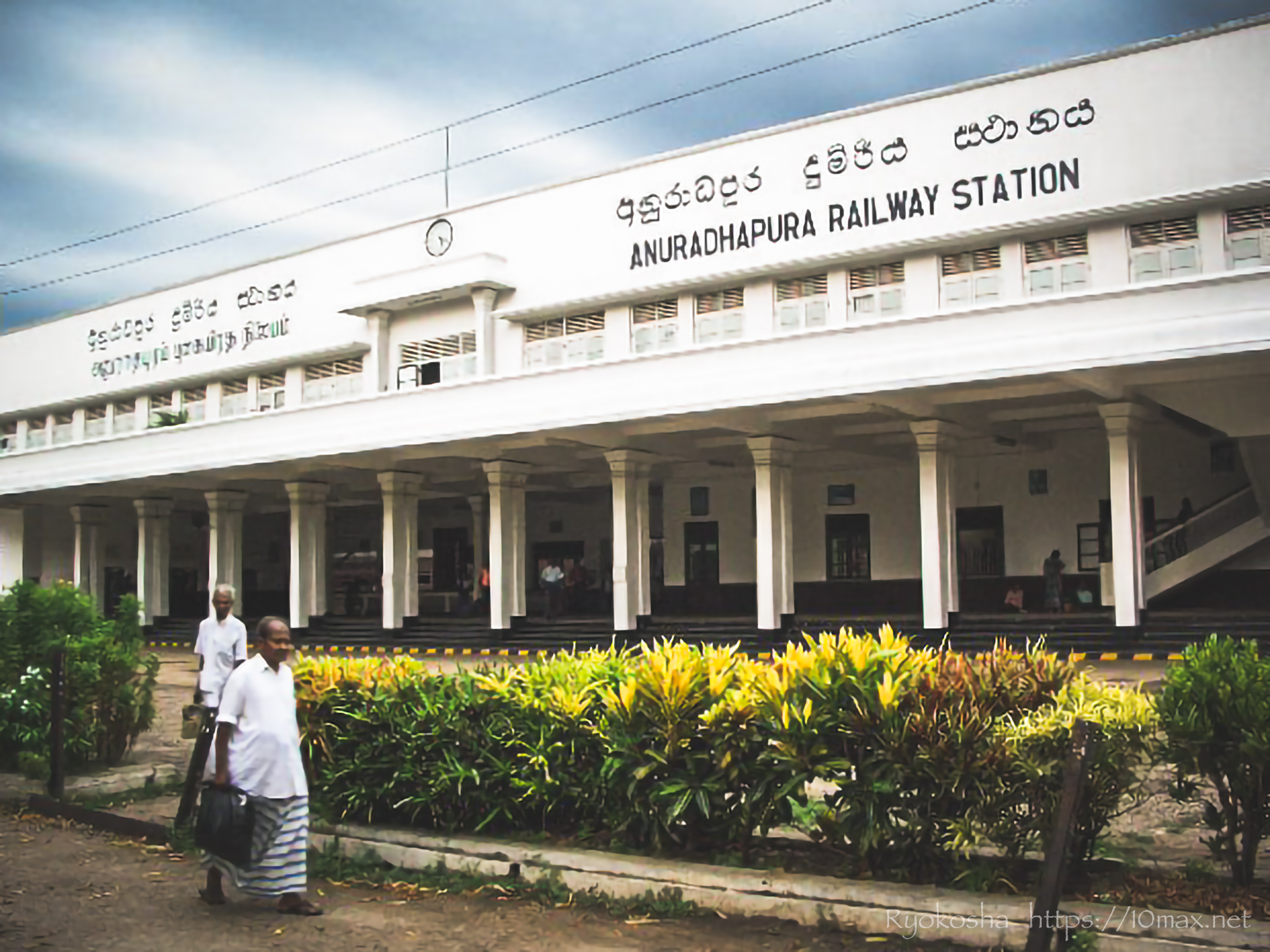 スリランカ旅行記　アヌラーダプラ駅　列車