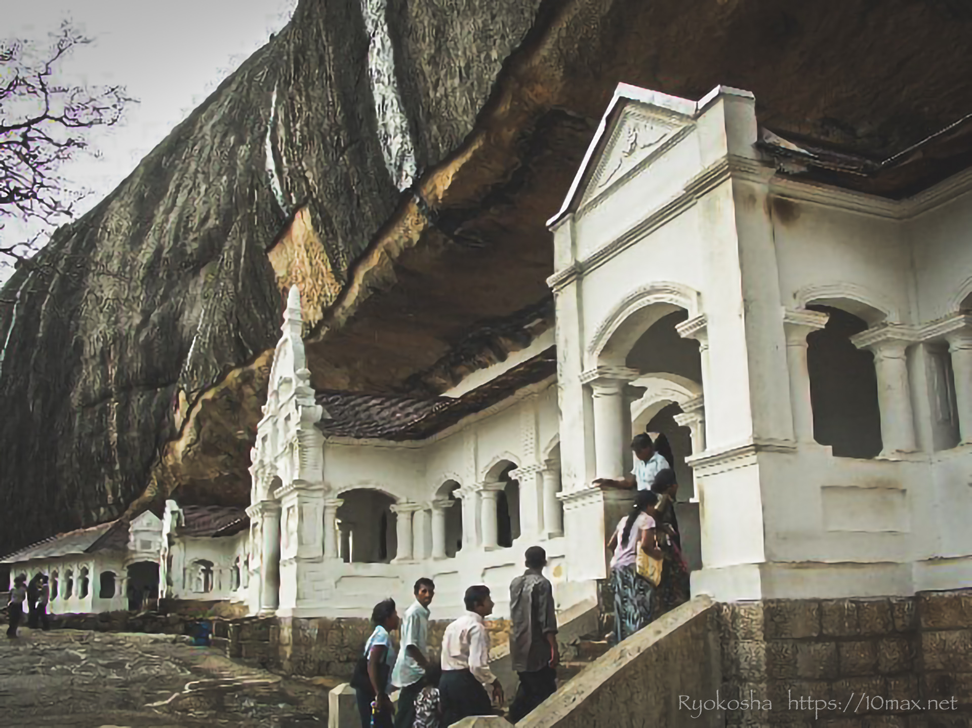 ダンブッラ石窟寺院　スリランカ　黄金寺院