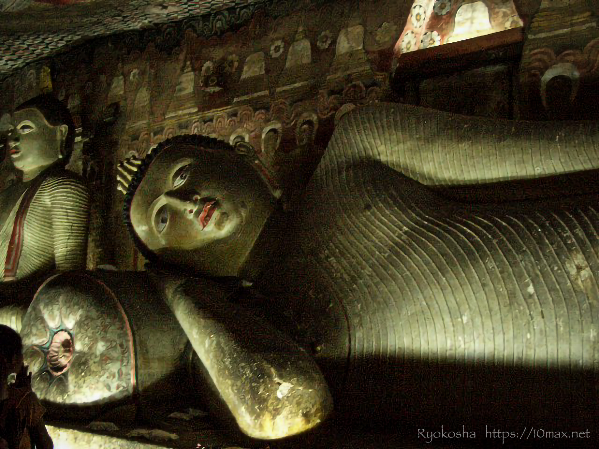 ダンブッラ石窟寺院　スリランカ　黄金寺院　涅槃仏