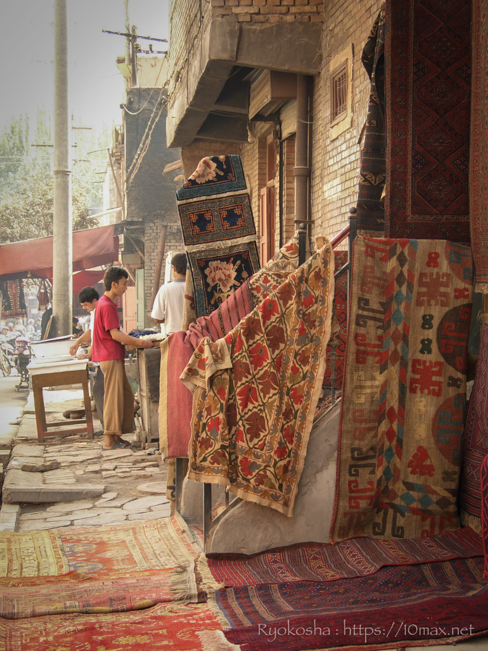 カシュガル絨毯　ウイグル族　マーケット　市場