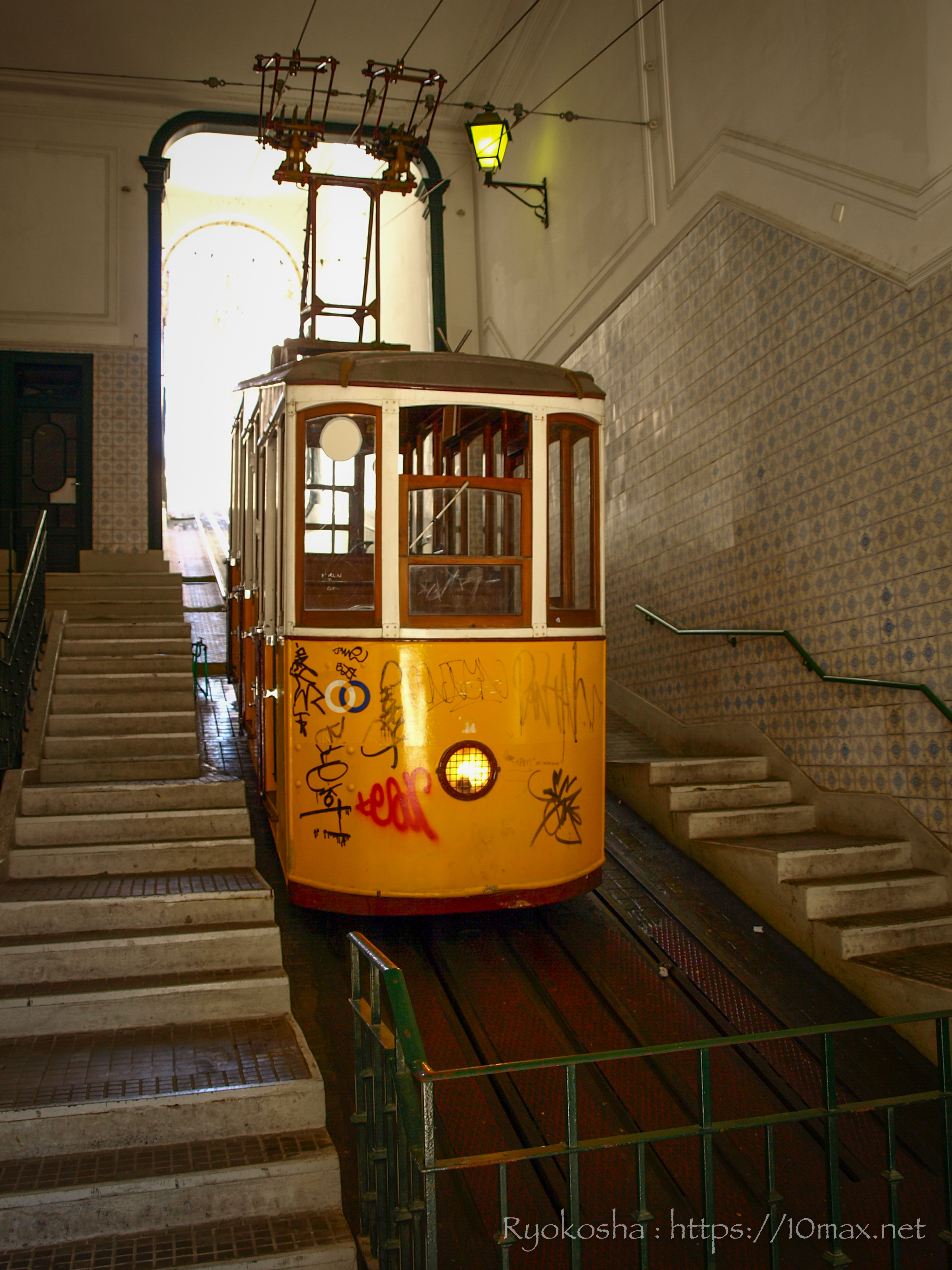 ケーブルカー　ビッカ線の駅　リスボン