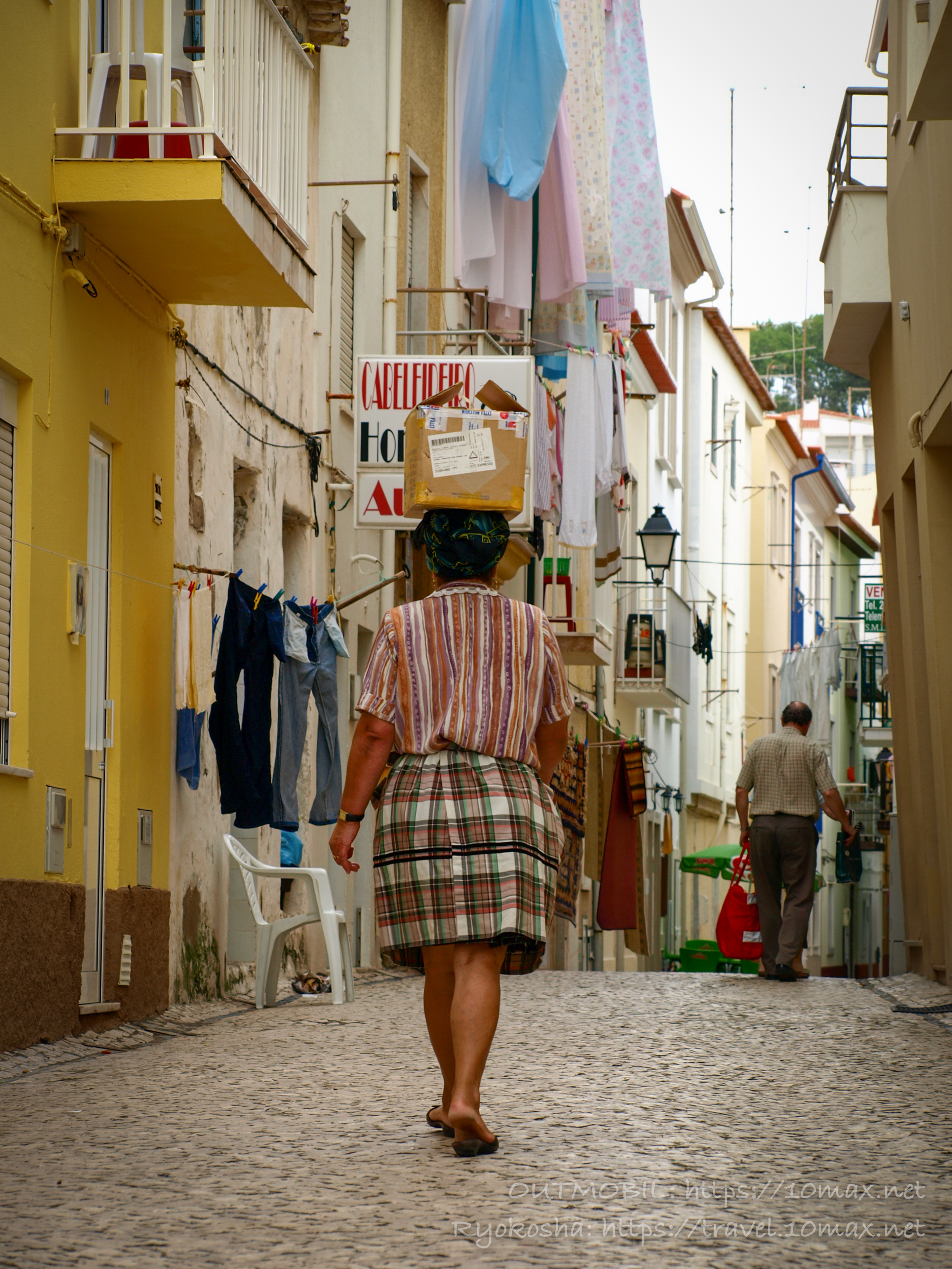 ナザレ　荷物を頭に乗せて歩く女性　ポルトガル