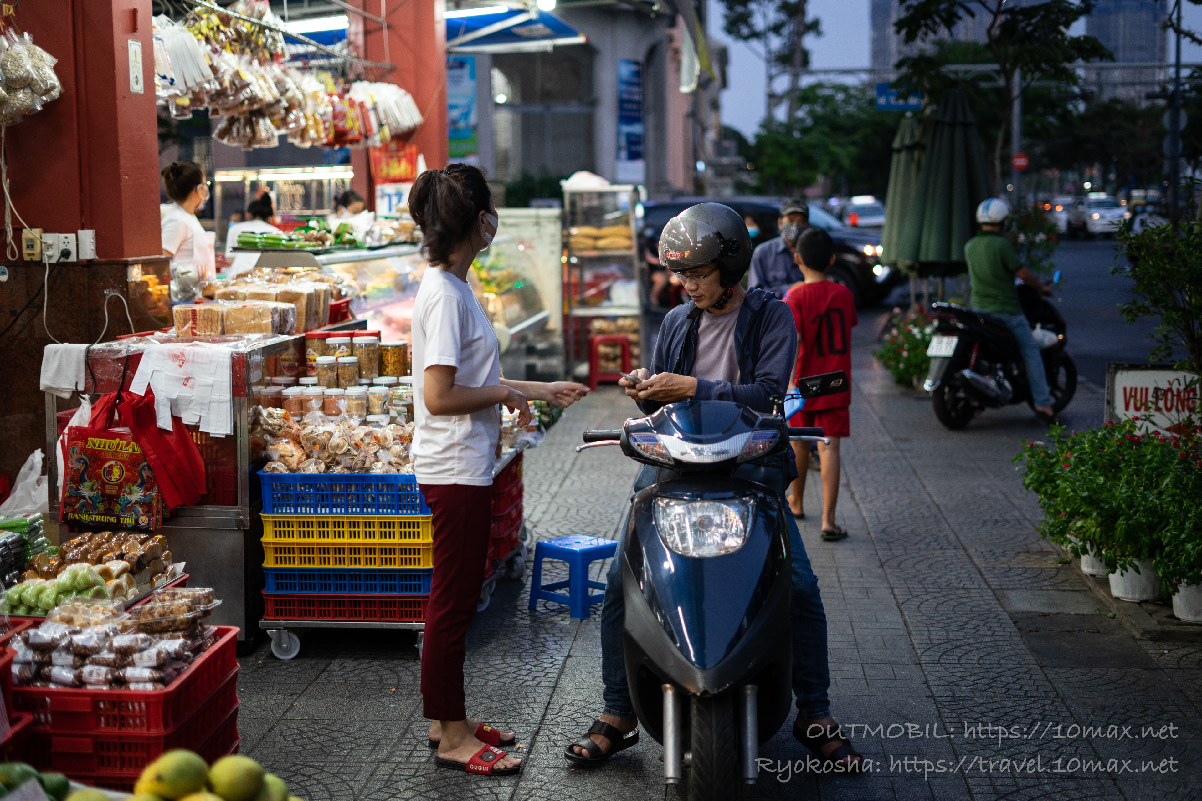 Như Lan（ニューラン）で買い物するベトナム人, ホーチミン