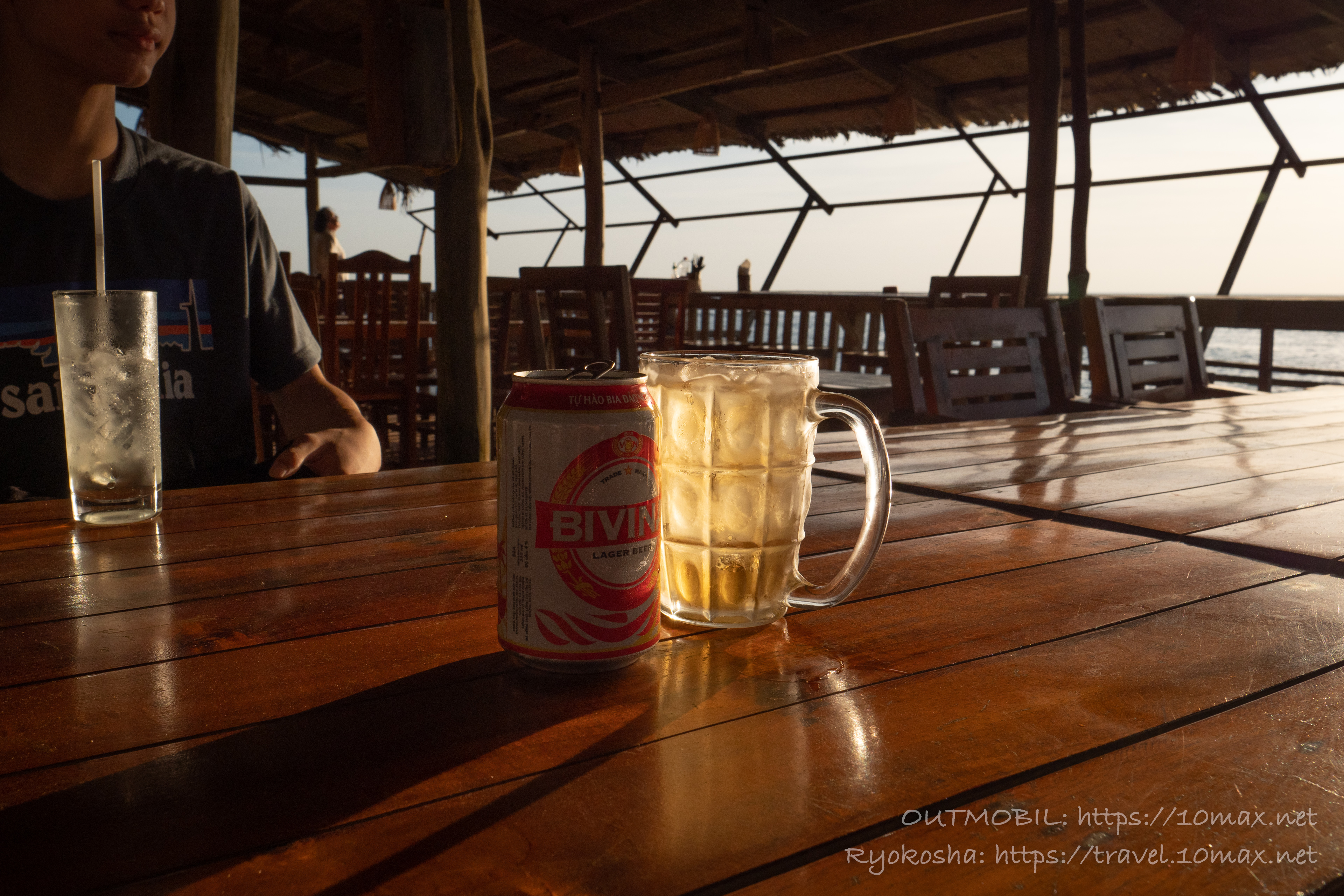 FREE BEACH BAR & RESTAURANT　ビール　フーコック島　オーシャンビュー　夕日　絶景