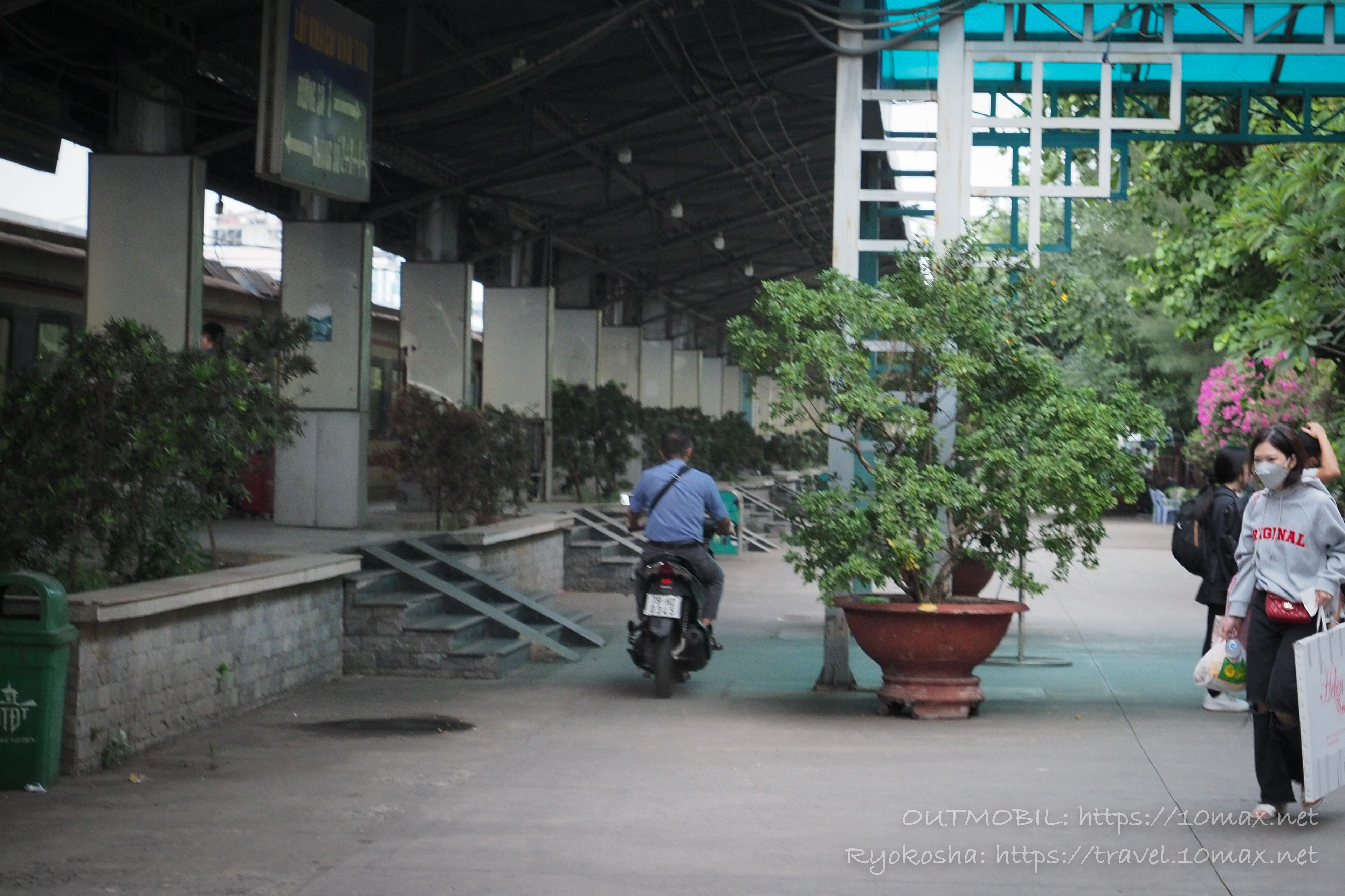 ベトナム鉄道　サイゴン駅　ホームを走るバイク