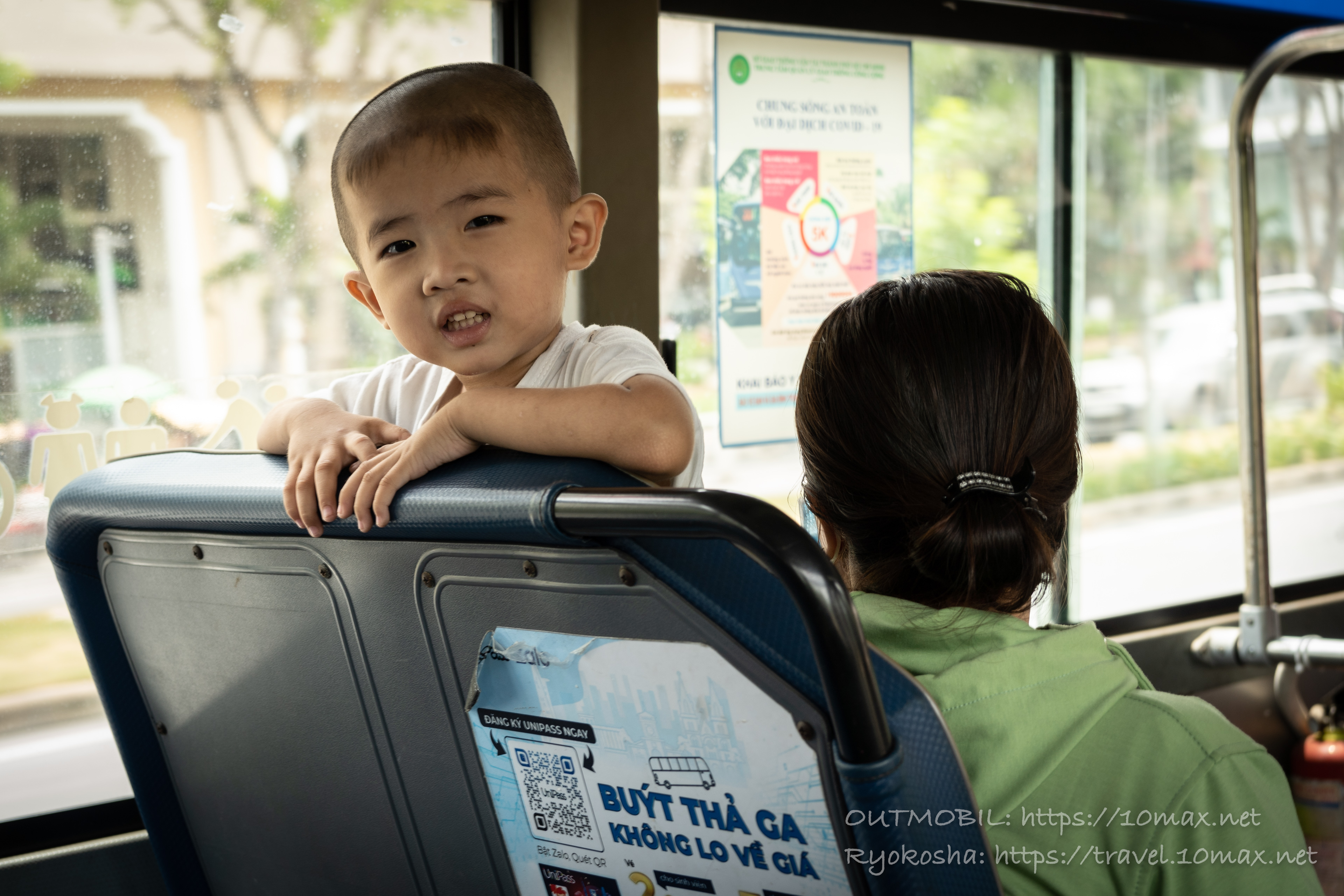 ホーチミン市内路線バス車内の子供