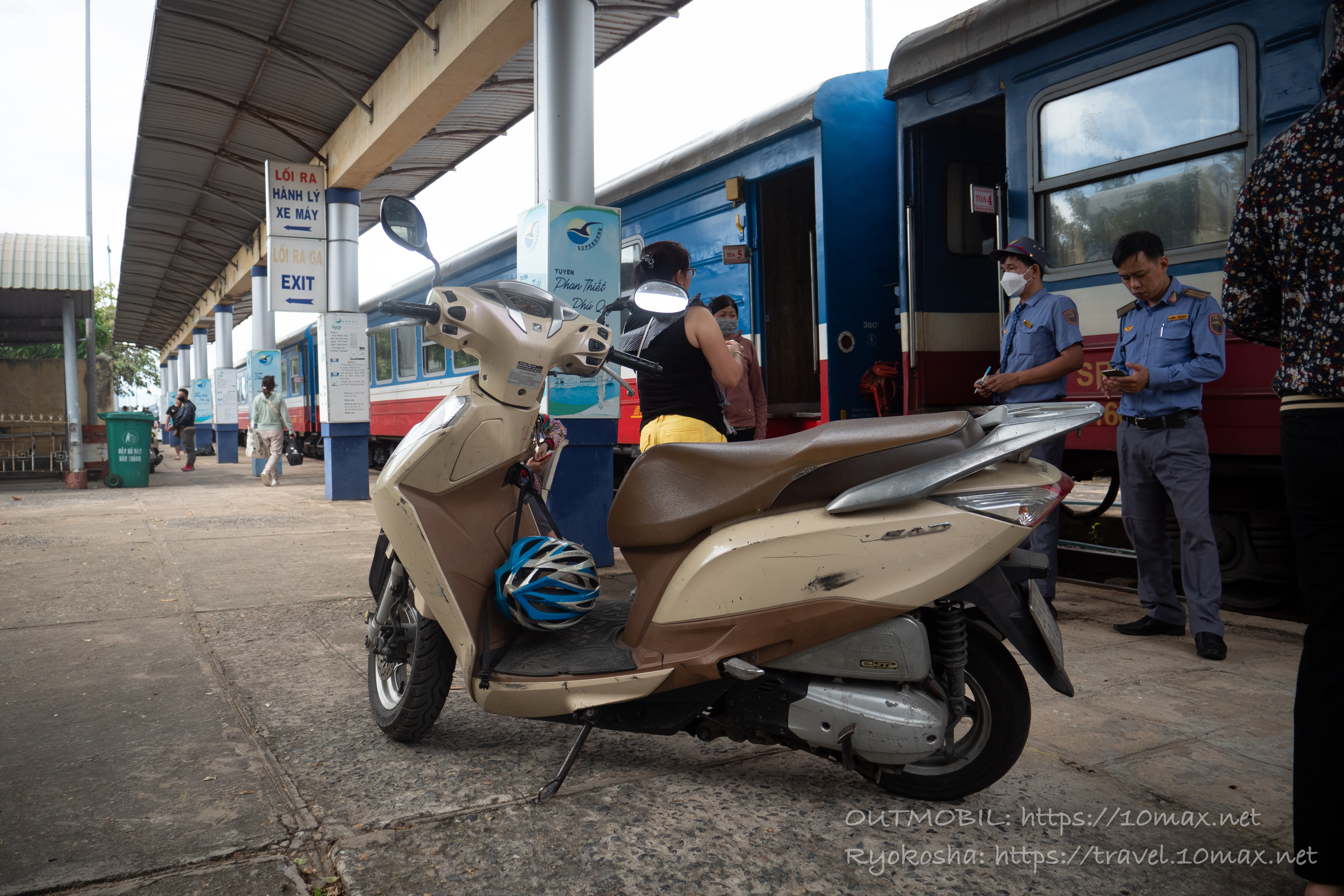 ファンティエット駅ホームのバイク, ベトナム