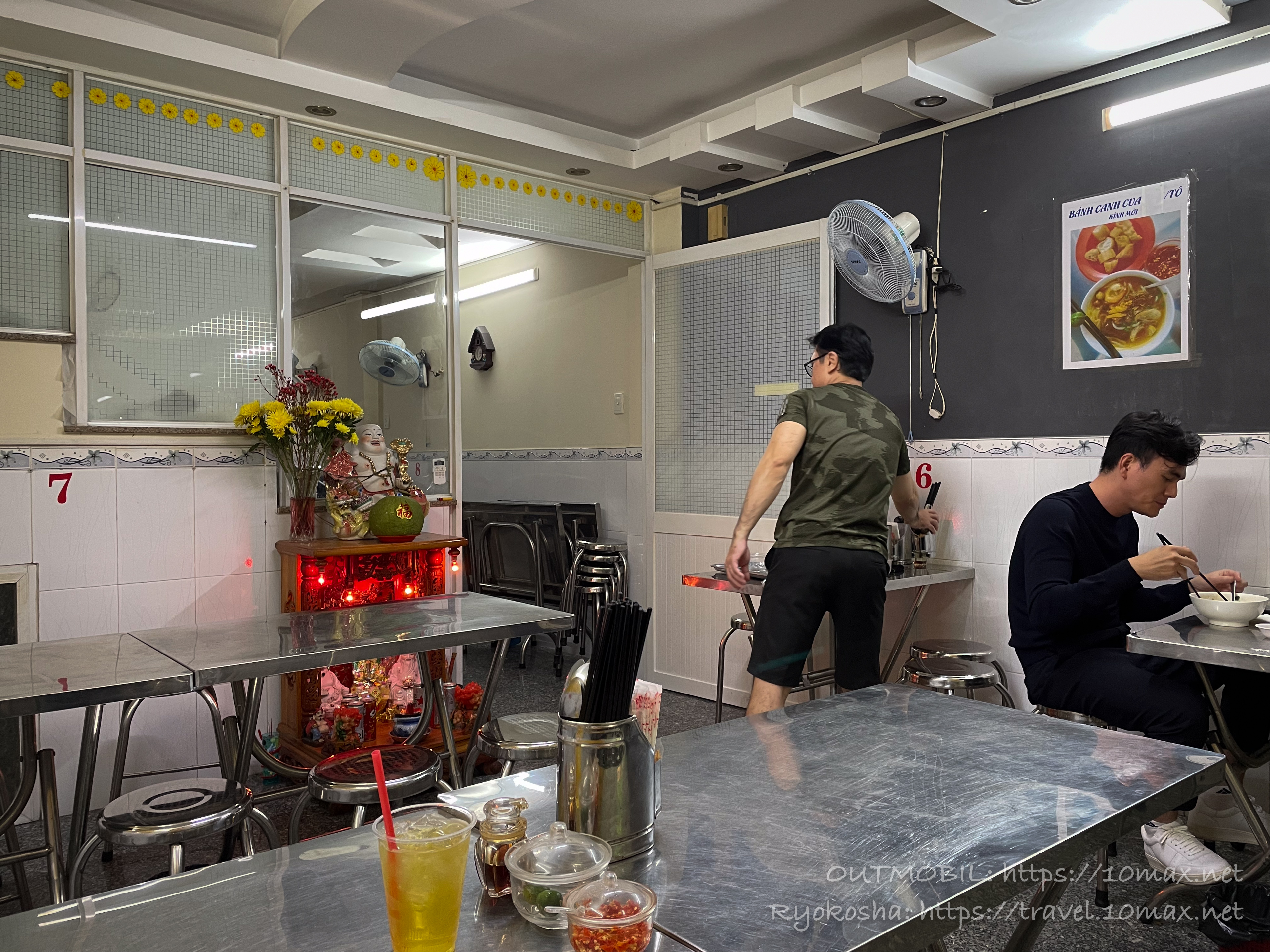 ホーチミン1区の蟹うどんの名店「Bánh Canh Cua」の店内