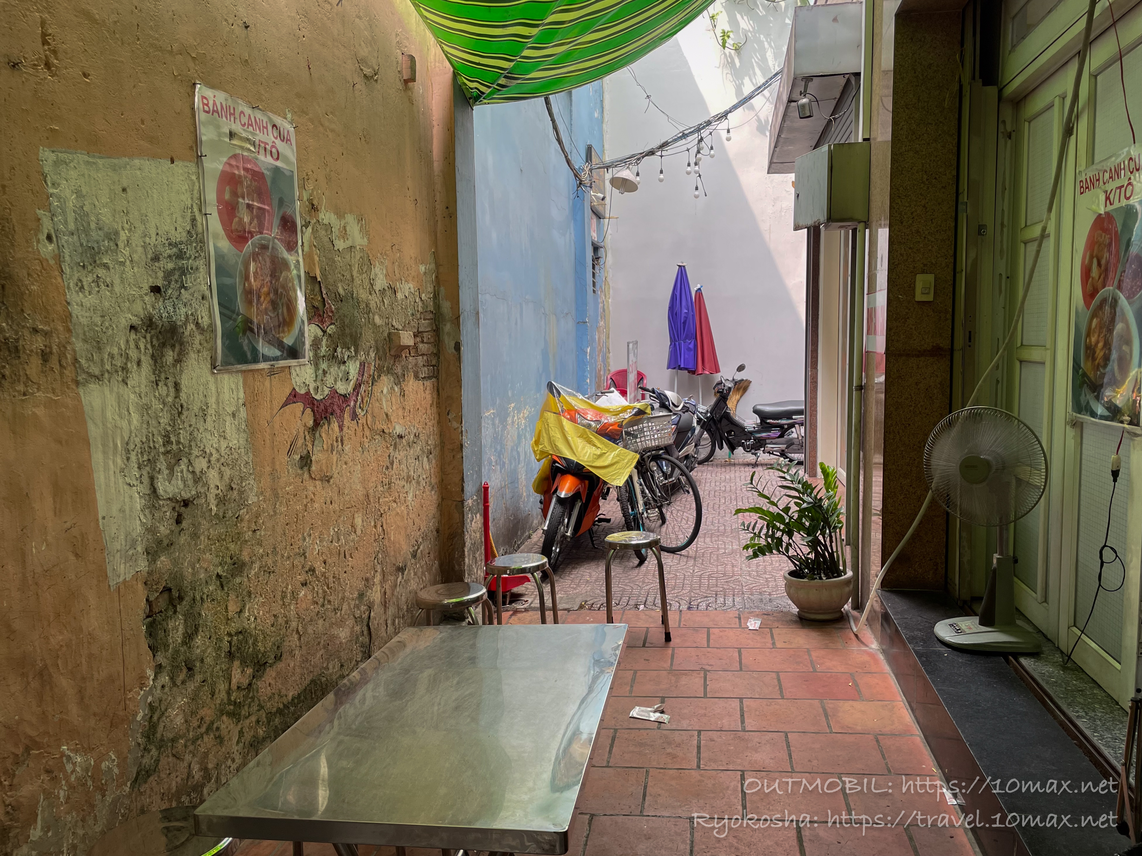 ホーチミン1区の蟹うどんの名店「Bánh Canh Cua」の店内
