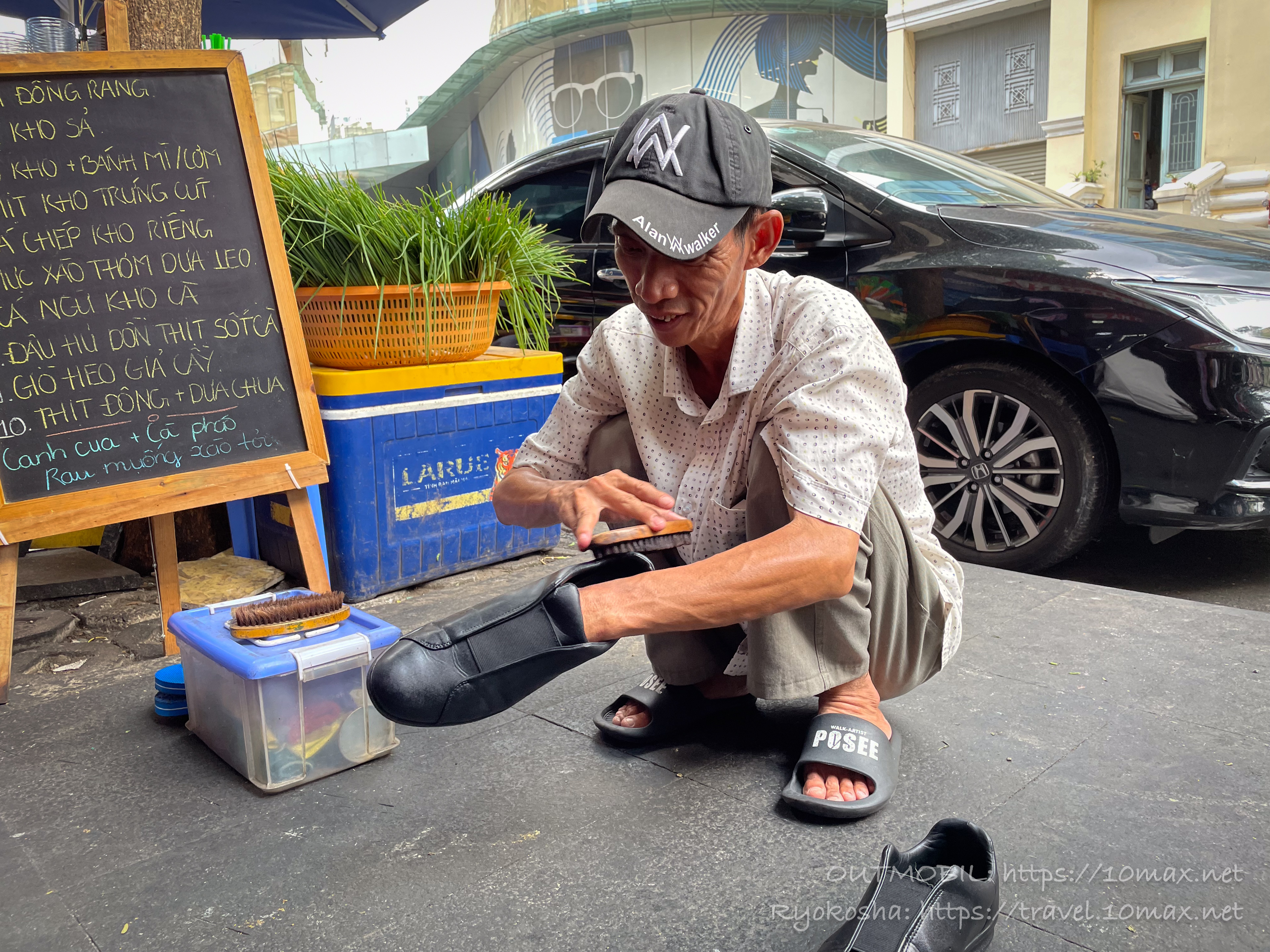 ベトナムの路上靴磨き屋さん