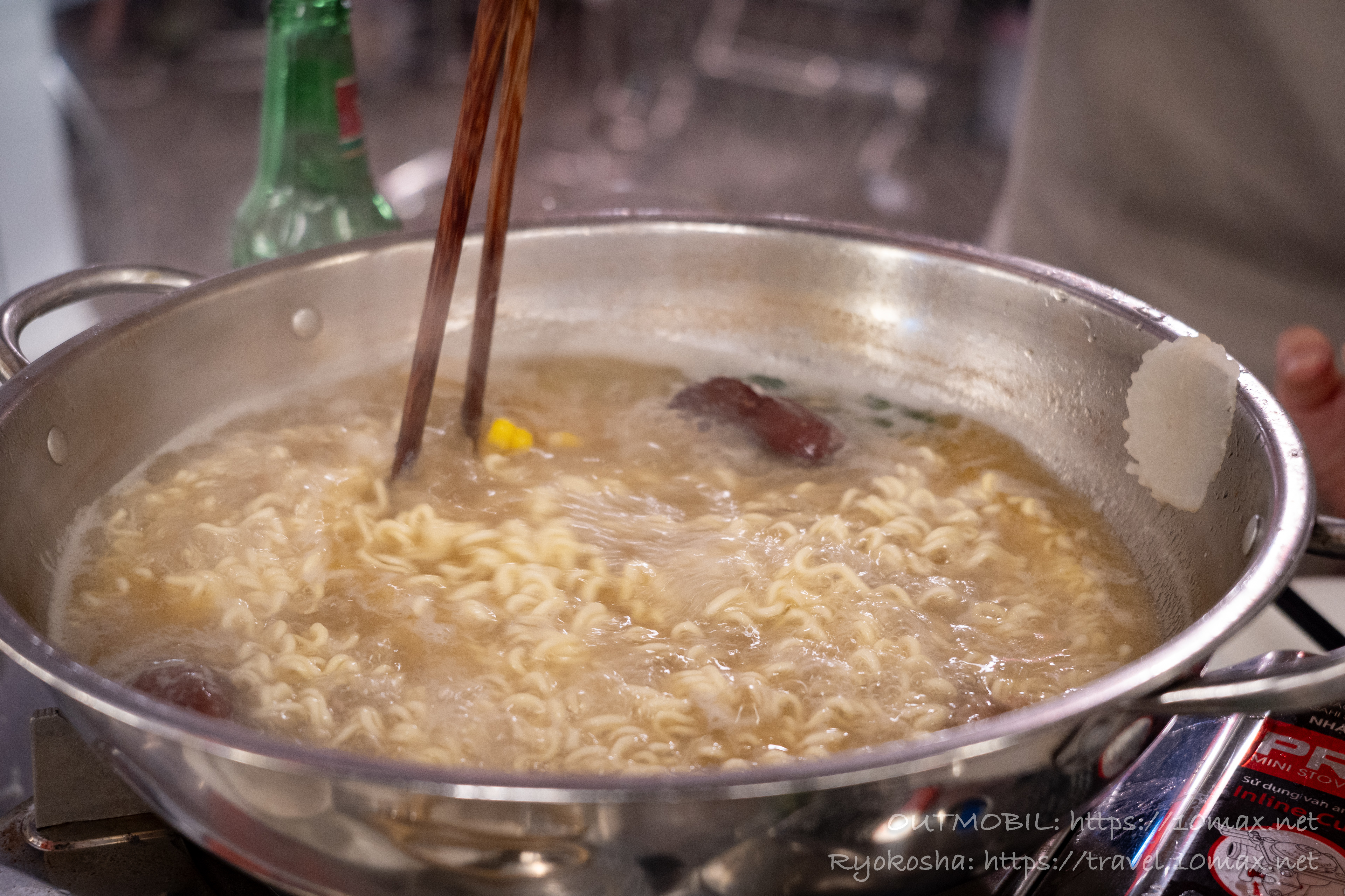 インスタント麺, 牛骨スープ火鍋店「旺和牛（WangHeNiu）」, ホーチミン1区・7区