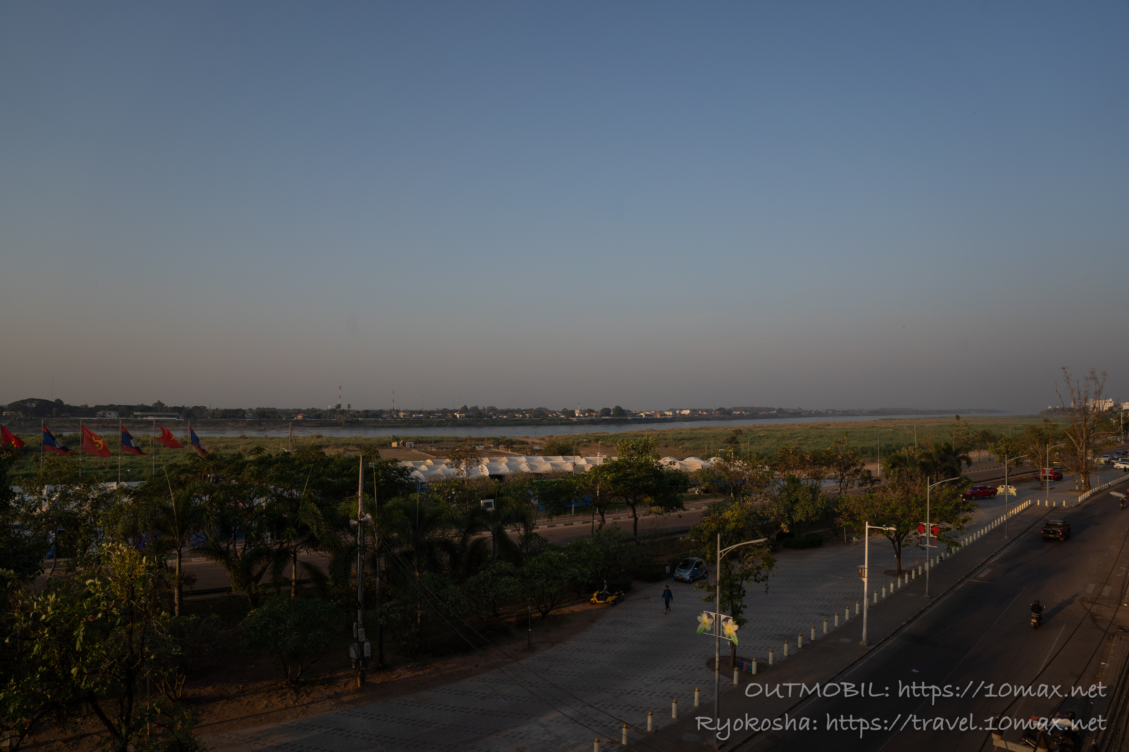 メコン川の夜明け, ビエンチャン, The Riva Vientiane Hotel