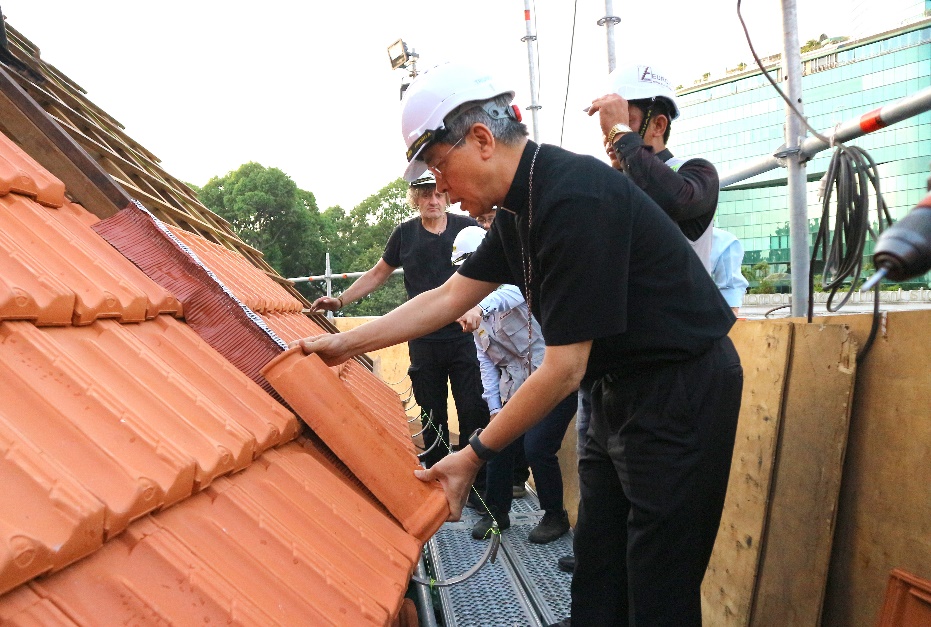 サイゴン大教会の屋根の修復