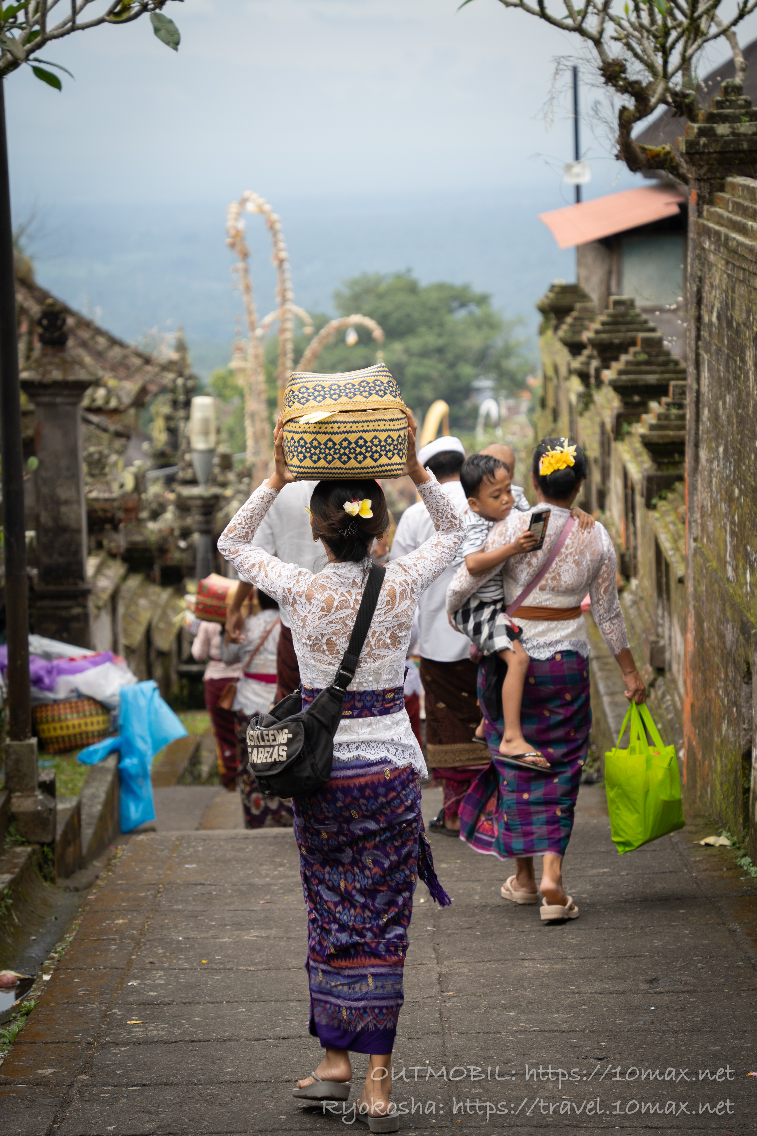 民族衣装を着て頭に荷物を載せて歩く女性, ブサキ寺院, バリ島