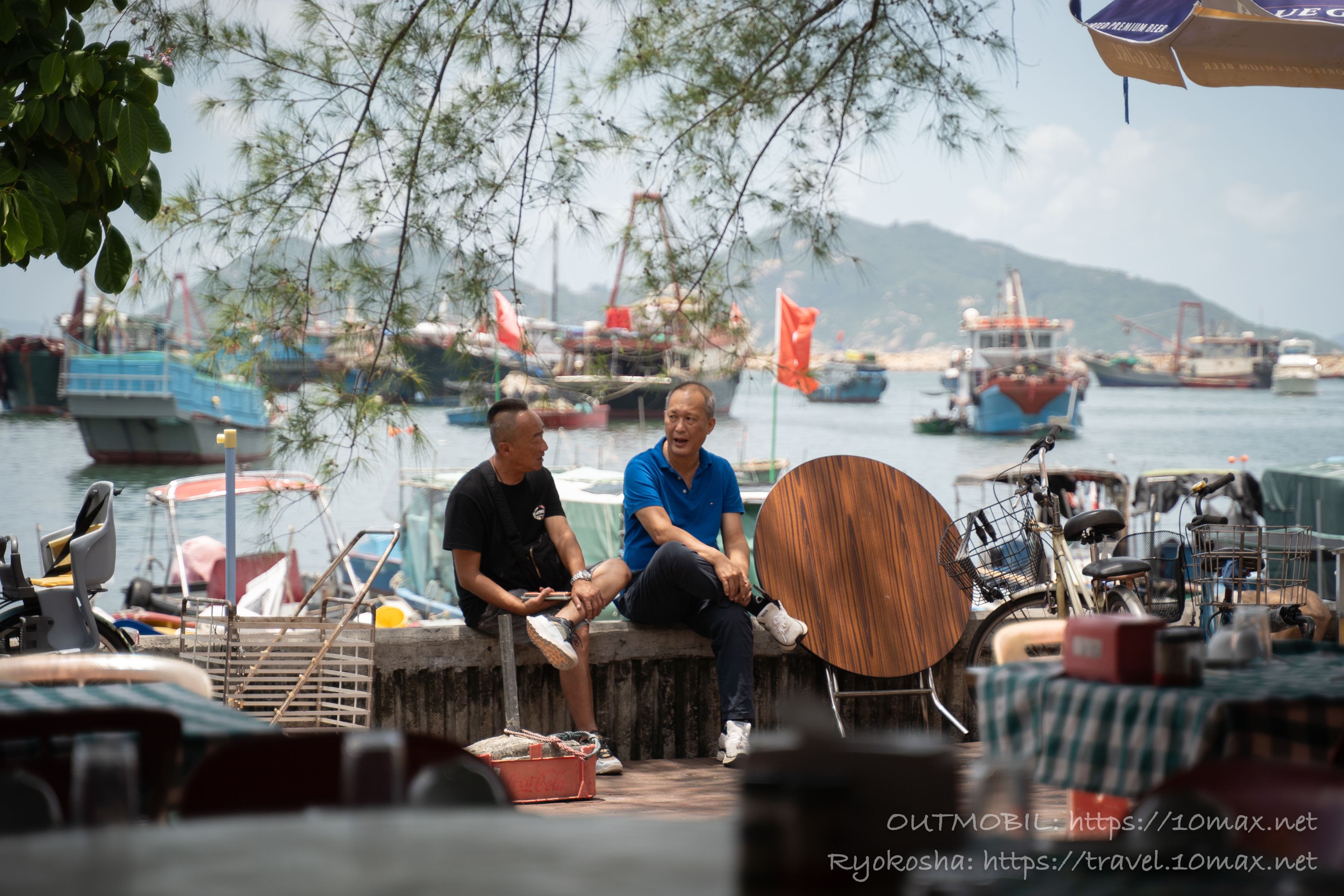 談笑する男性と長州島の風景, 香港