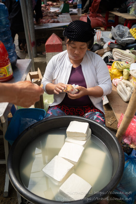 豆腐を売る少数民族の女性, Du Gia村市場, ハザン