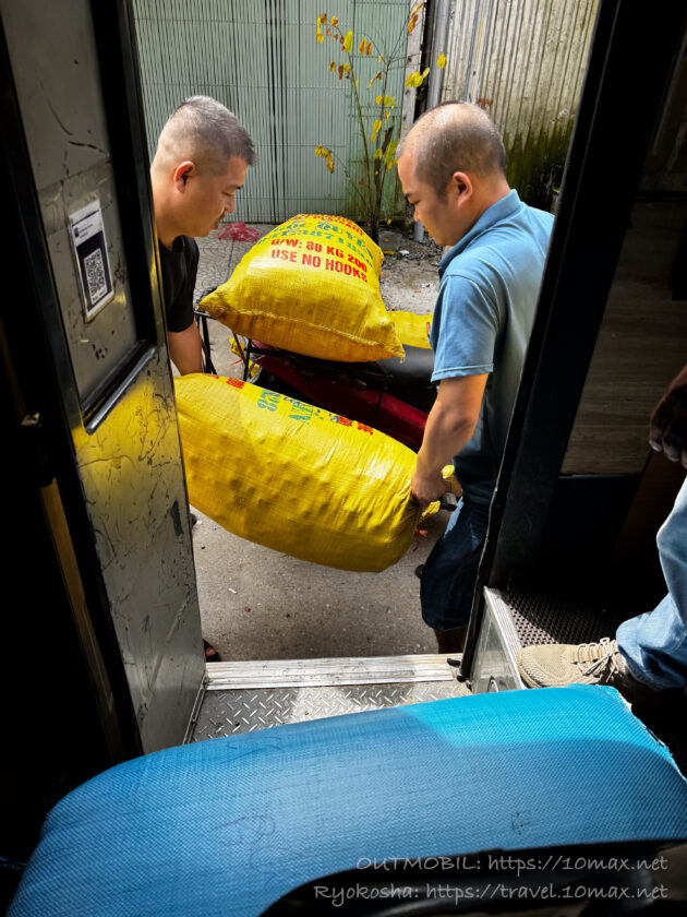 ムーカンチャイ〜ハノイ間のバスに荷を積み込む