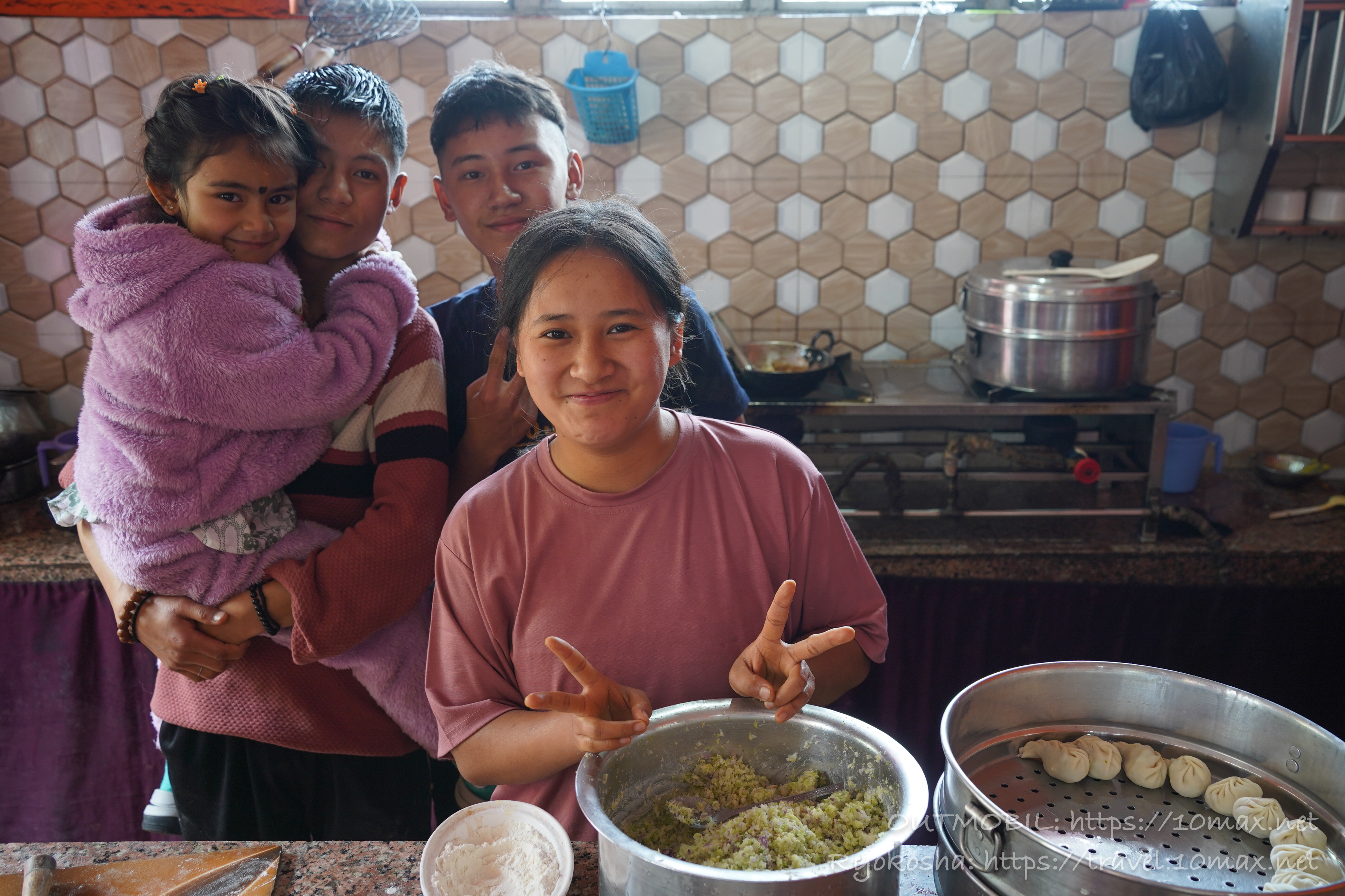 ネパール人の若者たち, シリグリからダージリンの途中のネパール料理レストラン, インド