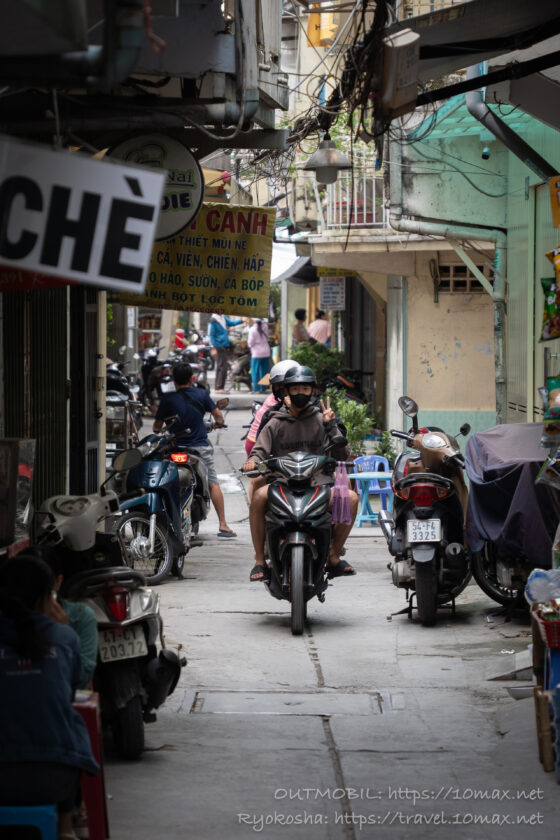 ホーチミンの路地でピースしてくれた少年バイク乗り, ベトナム