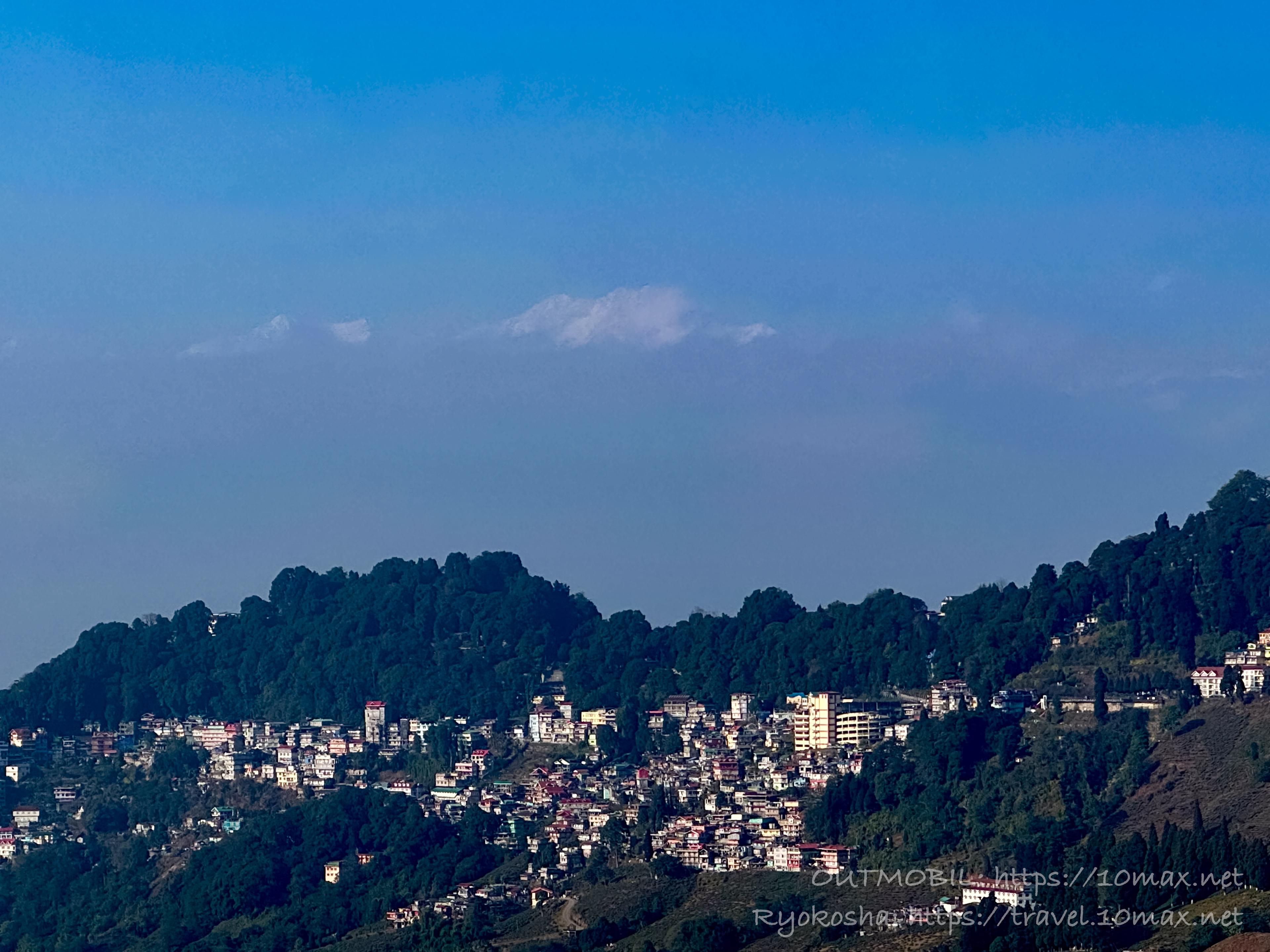 ダージリン市内から望むヒマラヤとカンチェンジュンガの山並