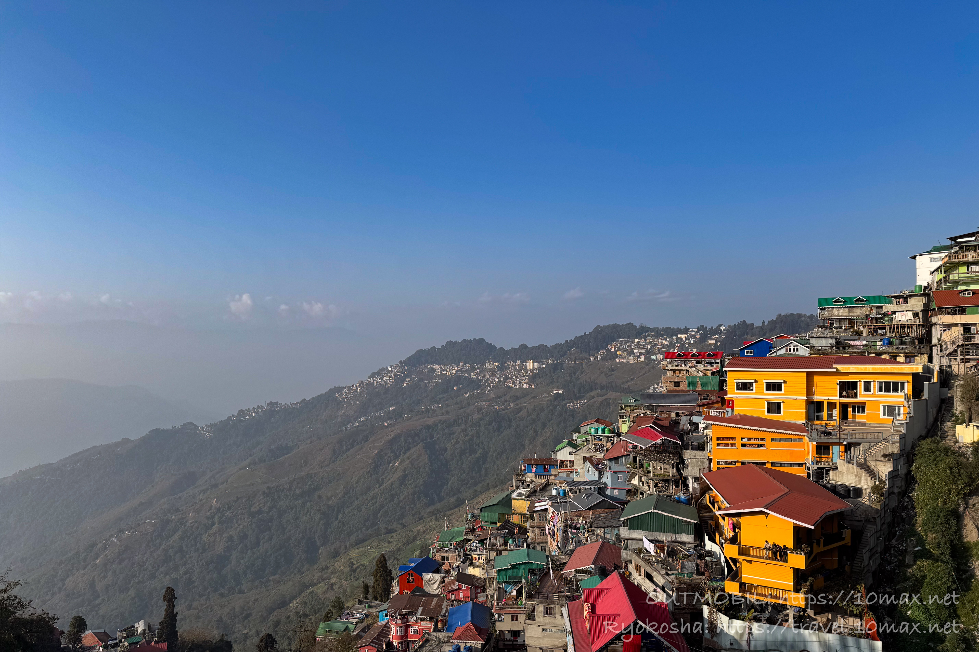 ダージリン市内から望むヒマラヤとカンチェンジュンガの山並