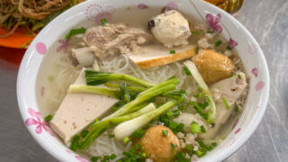 豚つみれと優しい豚骨出汁が最高の麺、ブンモックの名店＠HCMC1区 | Bún Mọc Thanh Mai