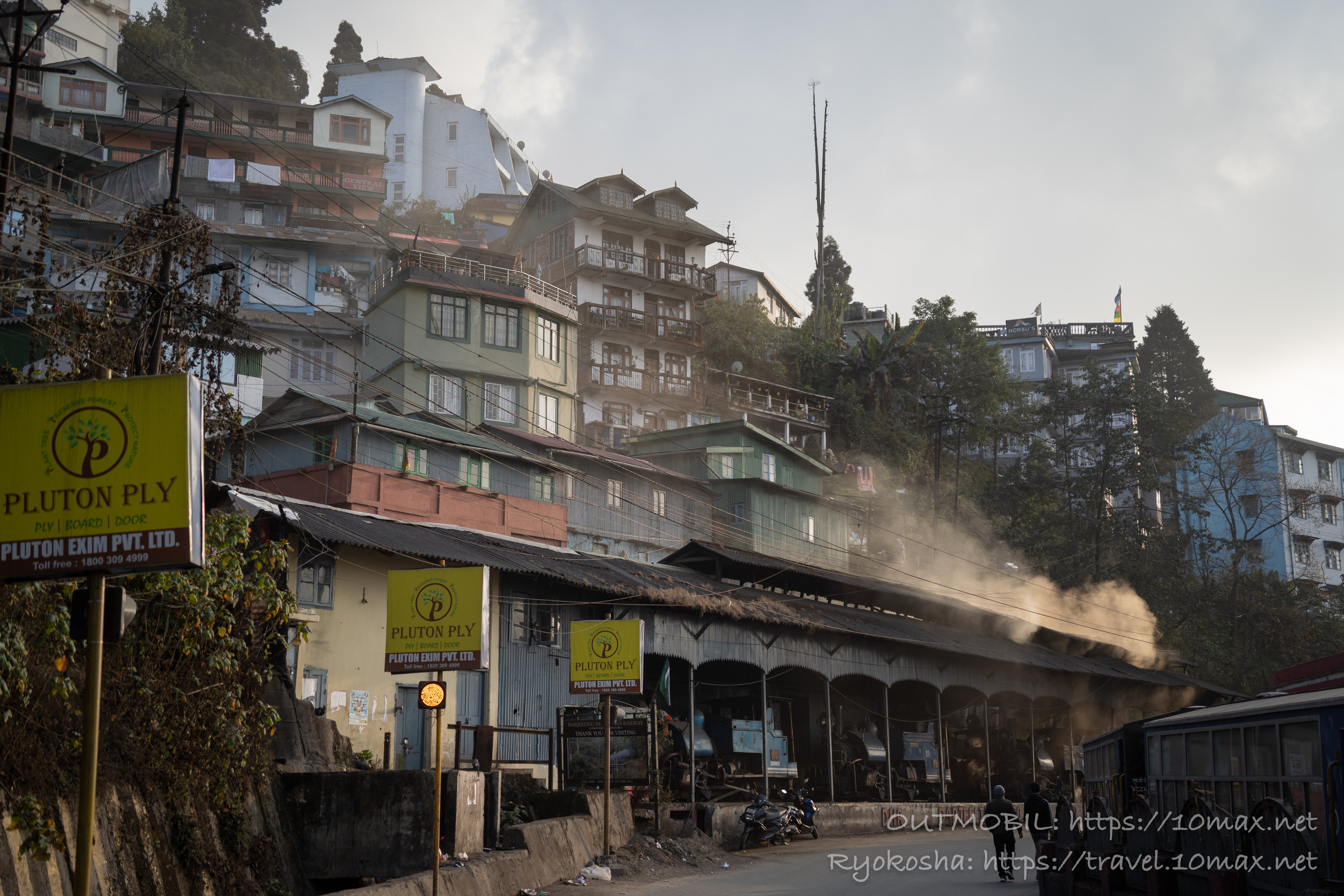 蒸気機関車と街中の風景, ダージリン, インド